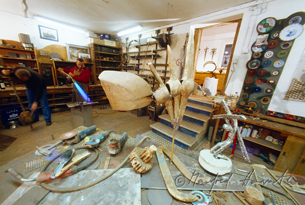 der Bildhauer Stephan Steinkellner in seinem Atelier