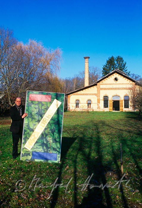 der Maler Franz Vana vor seiner Fabrik