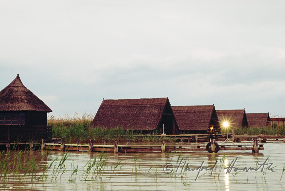 Seehütte mit Holzsteg und Segelboot