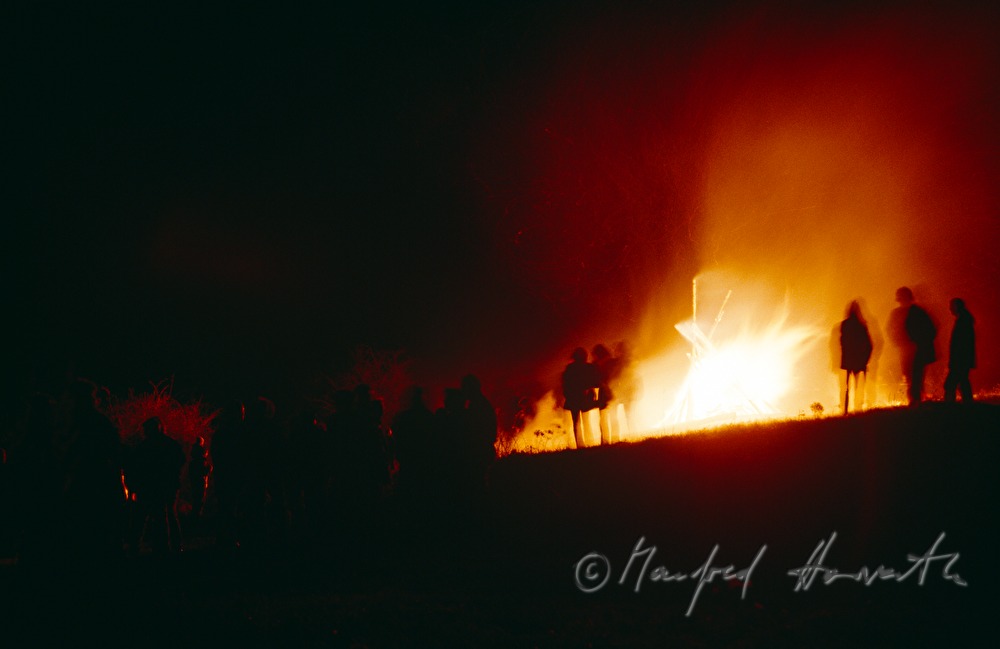Zuseher beim Osterfeuer in Rechnitz