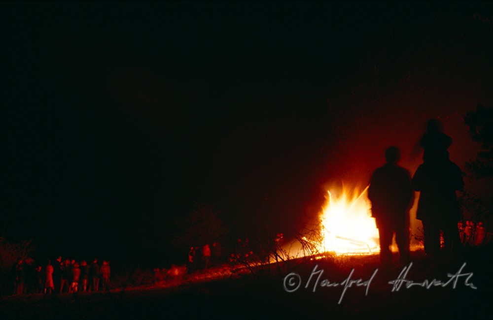 Zuseher beim Osterfeuer in Rechnitz