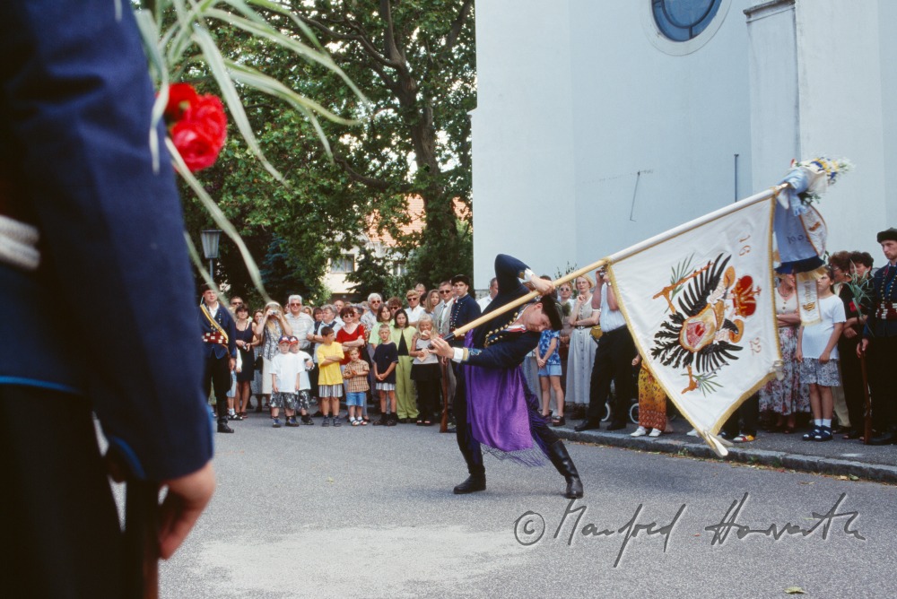Fahnenschwingen vor der Kirche am 