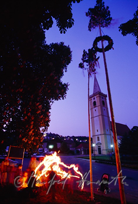 Maifest mit Maibaum vor der Kirche