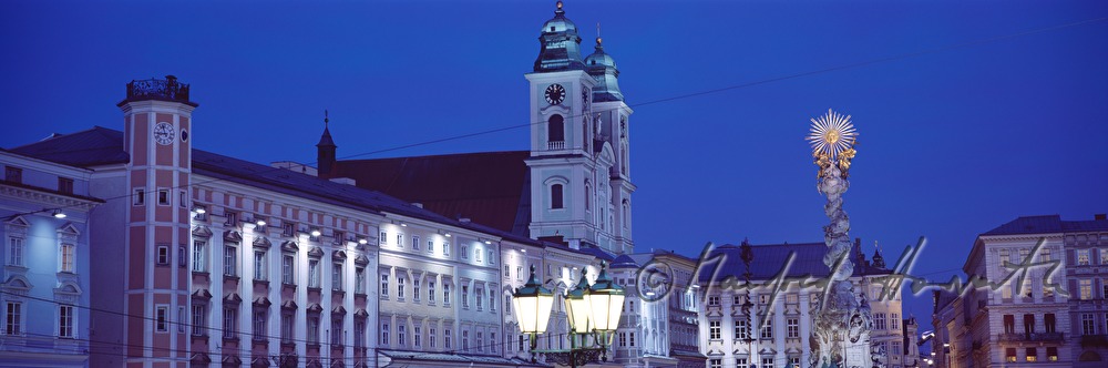Hauptplatz mit Rathaus und Altem Dom