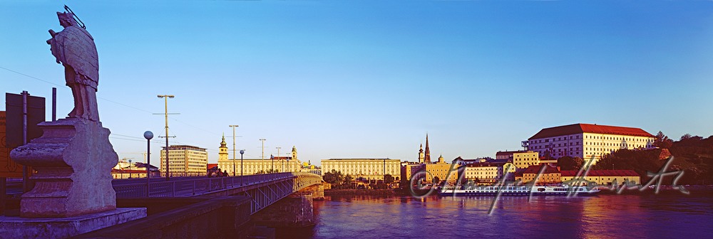 Nibelungenbrücke über die Donau