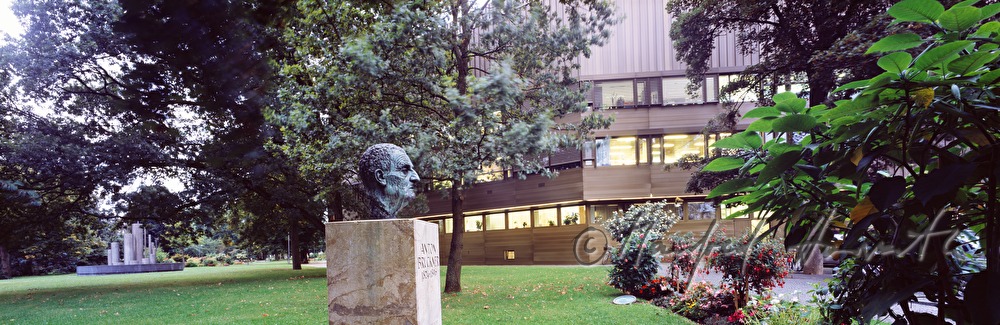 Bruckner-Büste vor dem  Brucknerhaus