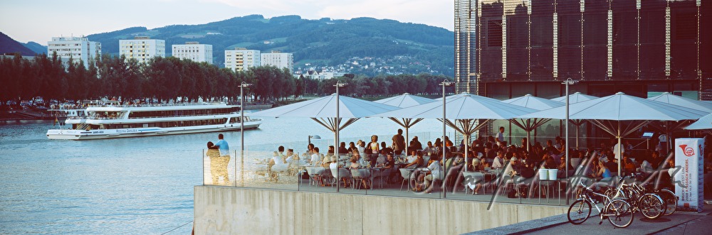 Terrasse des Cafe im Lentos und Donau