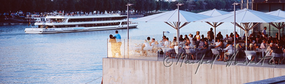 Terrasse des Cafe im Lentos und Donau