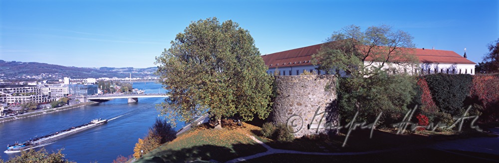 Blick vom Schlossmuseum auf die Donau (mit Nibelungenbrücke)