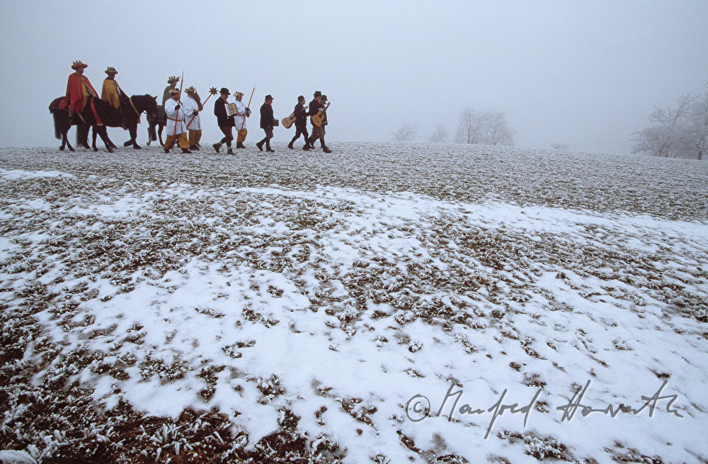 Sternsinger ziehen zu einem entlegenen Bauernhof