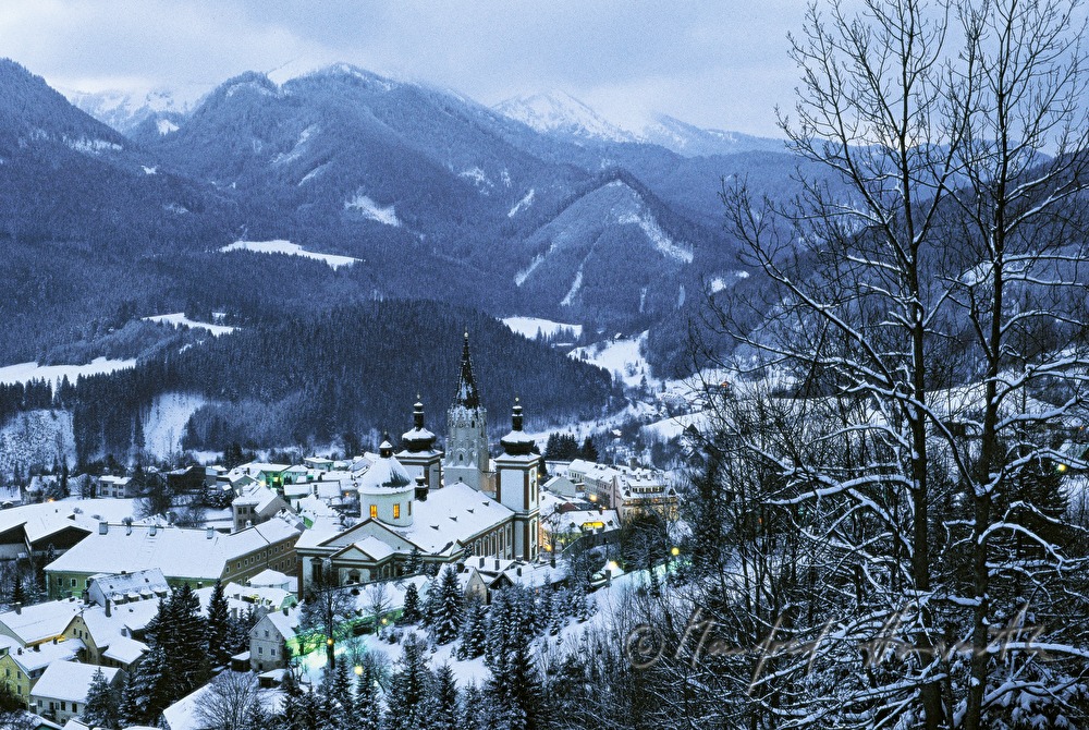 Basilika und Wolken über der Stadt