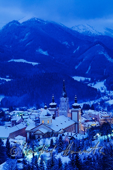 Basilika und Wolken über der Stadt