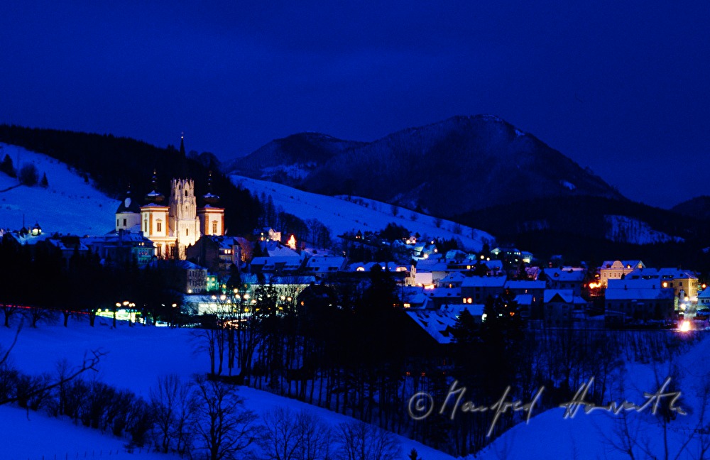 Basilika und winterliche Landschaft