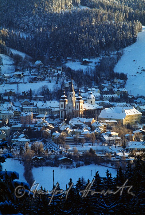 Basilika und winterliche Landschaft