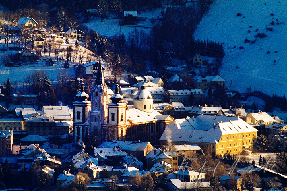 Basilika und winterliche Landschaft