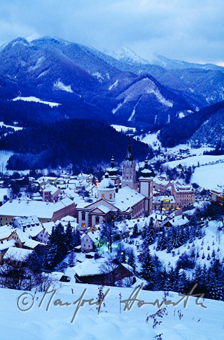 Basilika und Wolken über der Stadt