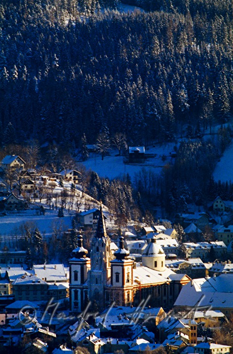 Basilika und winterliche Landschaft