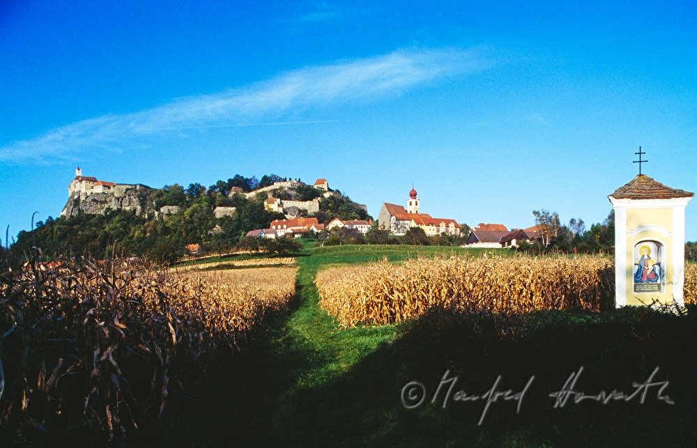 Riegersburg auf dem Basaltberg, Bildstock und Maisfeld