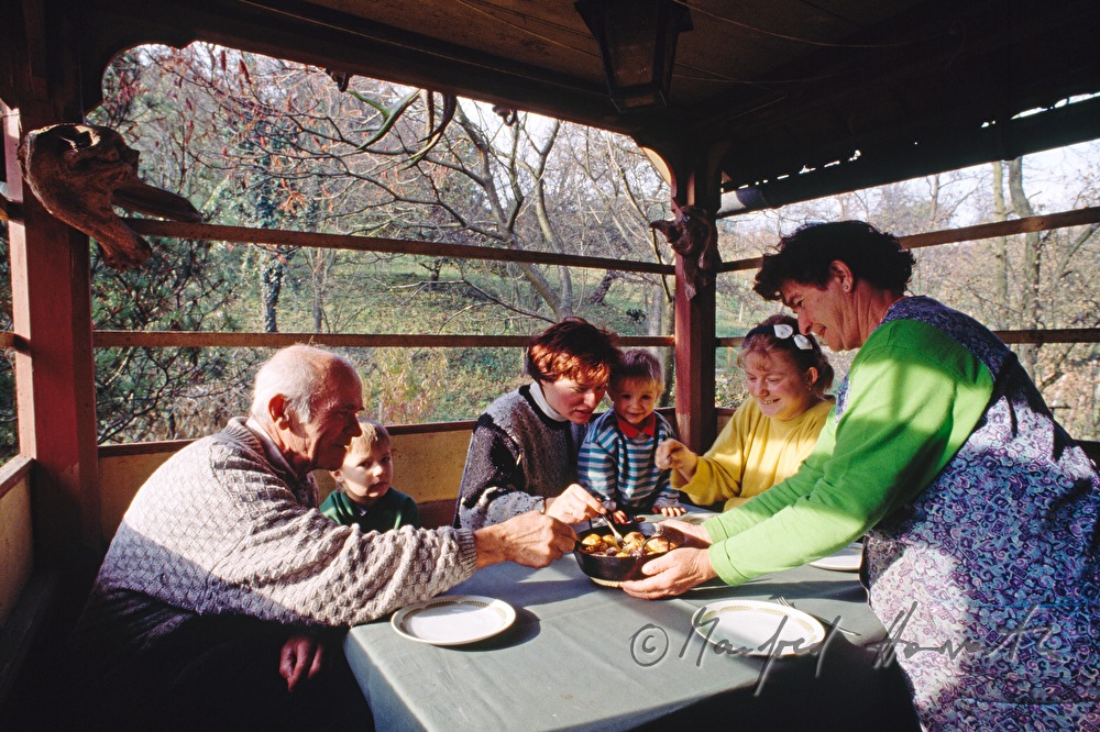 Familie beim Essen von Bratäpfeln