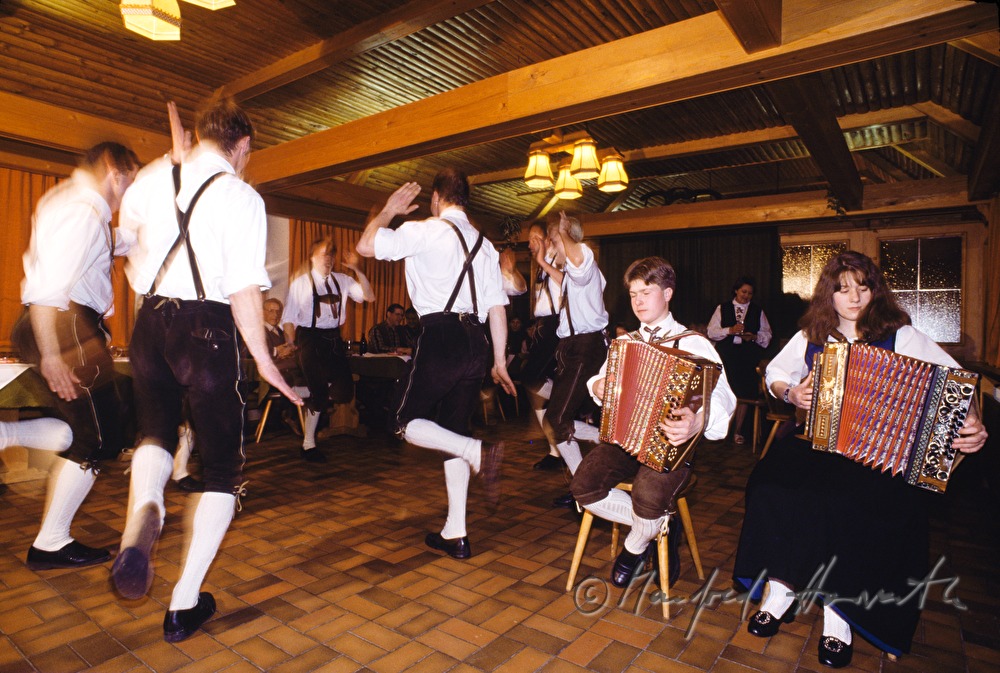 Schuhplattler tanzen in einem Gasthaus