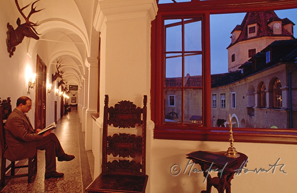 Schloss Kornberg, Schlossherr liest ein Buch