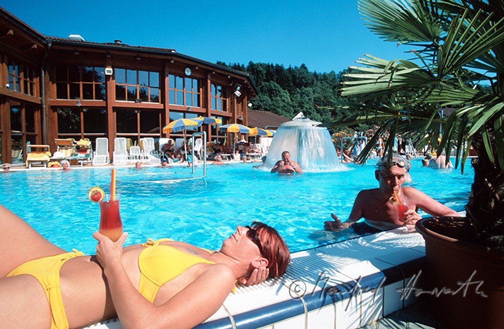 Cocktail beim Freiluft-Thermalbecken