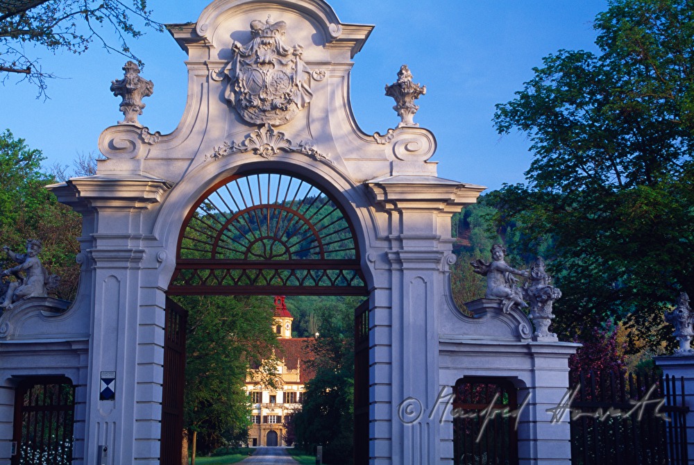Eingangsportal und Schloss Eggenberg