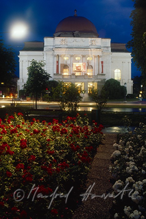 Oper und Rosenbeet am Kaiser-Josef-Platz
