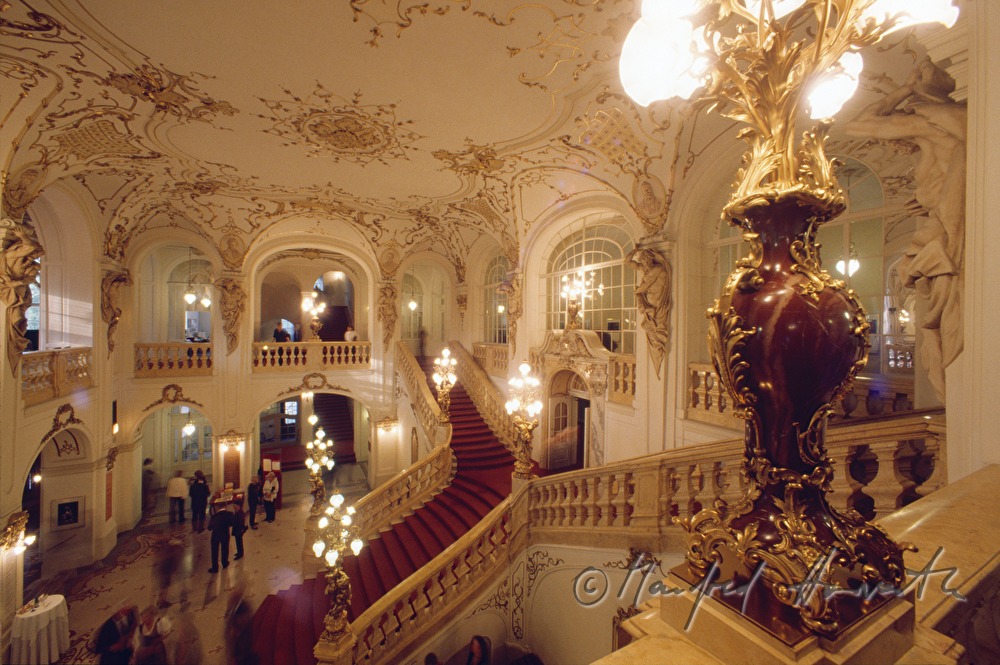 Foyer mit Besuchern und Treppe