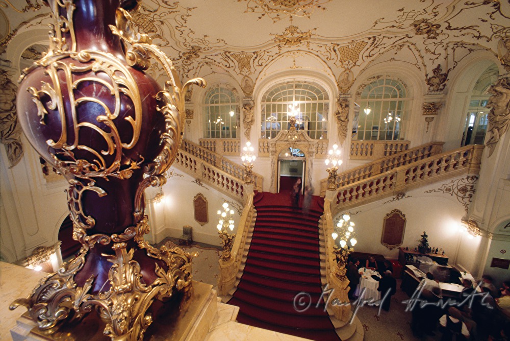 Foyer mit Besuchern und Treppe