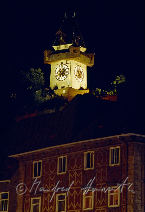 Blick vom Hauptplatz auf den Uhrturm