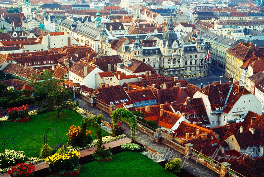 Bürgerbastei mit dem Rathaus im Hintergrund