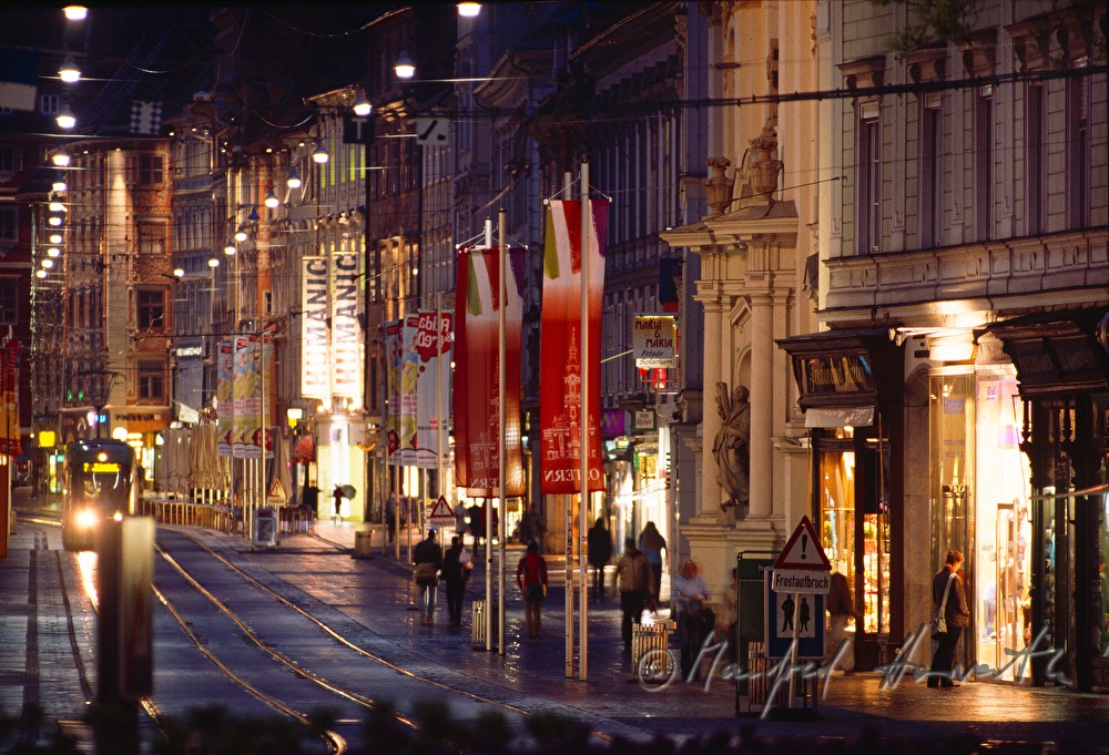 Herrengasse mit Fussgängern