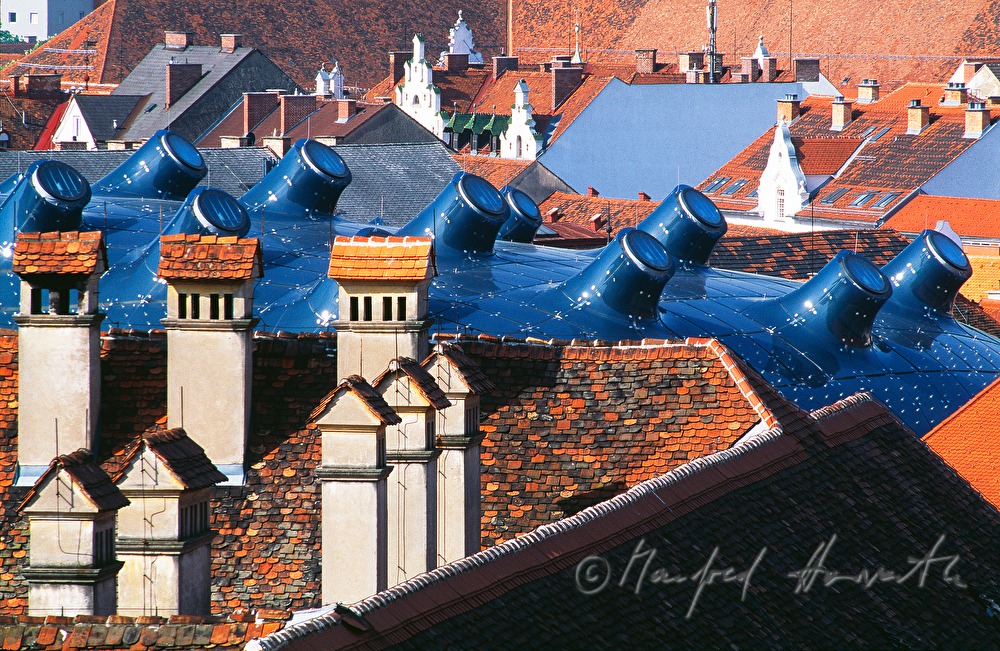 Blick vom Schloßberg auf das Kunsthaus Graz