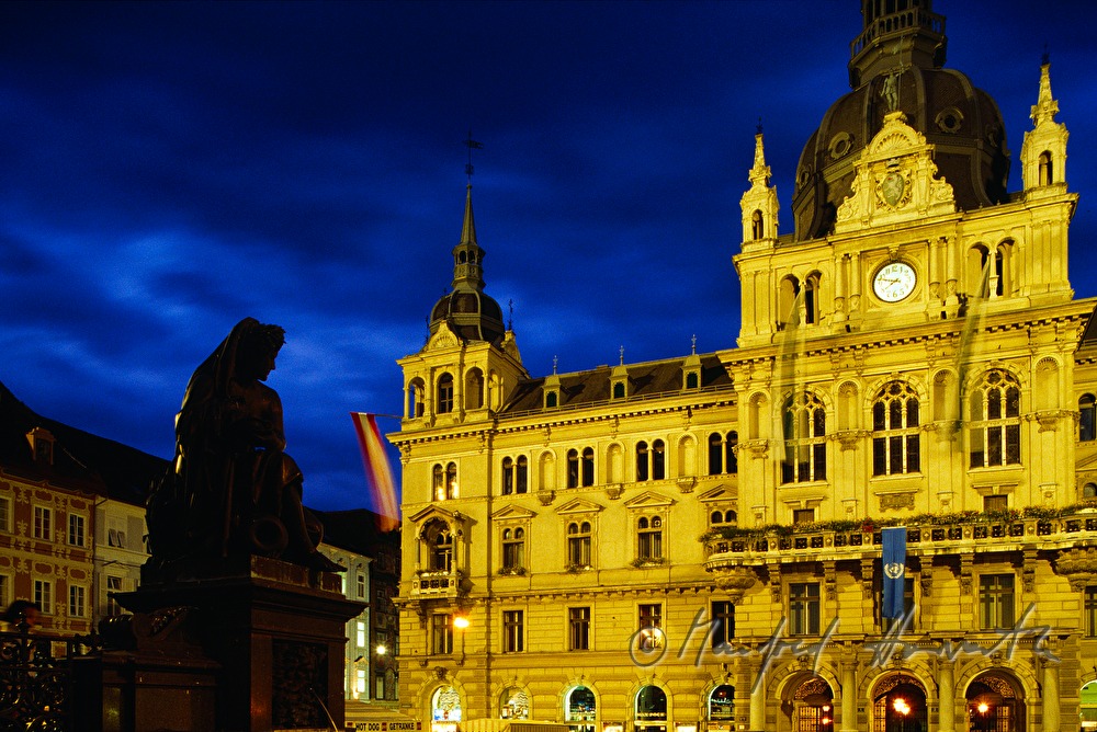 Erzherzog-Johann-Brunnen und Rathaus