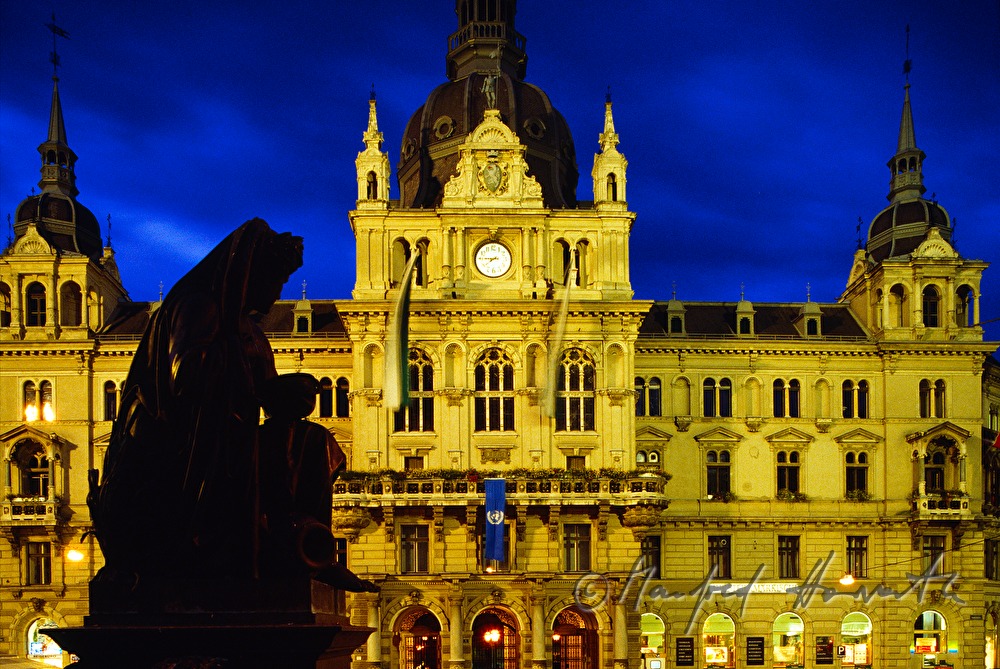 Erzherzog-Johann-Brunnen und Rathaus