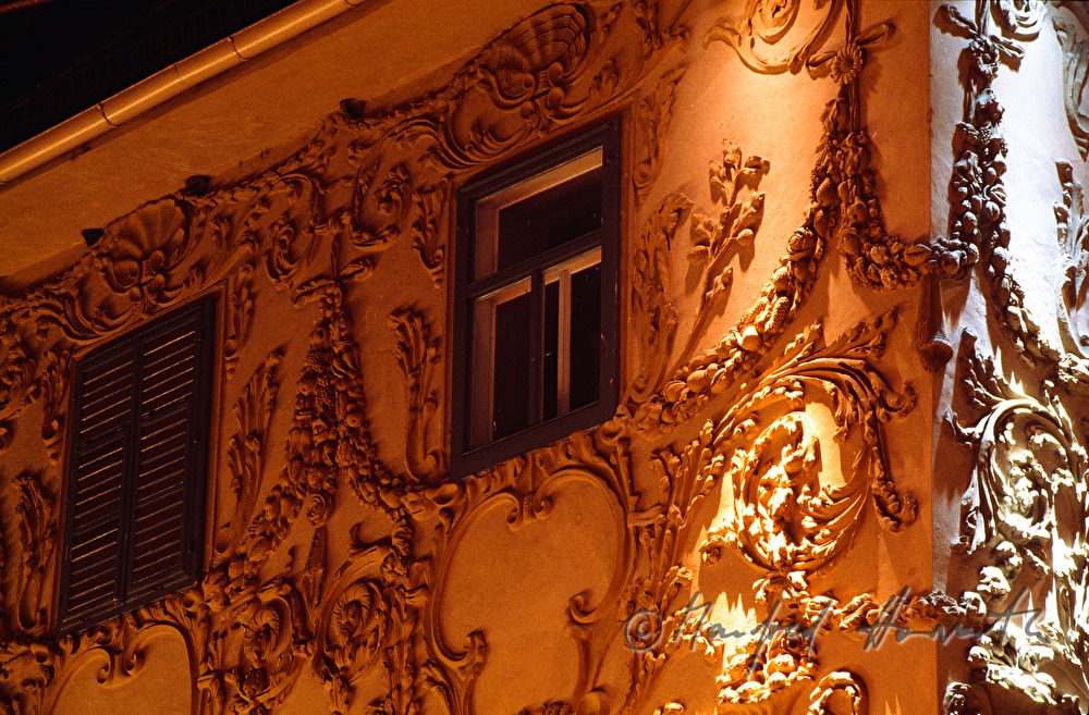 Haus mit Stuckverzierung