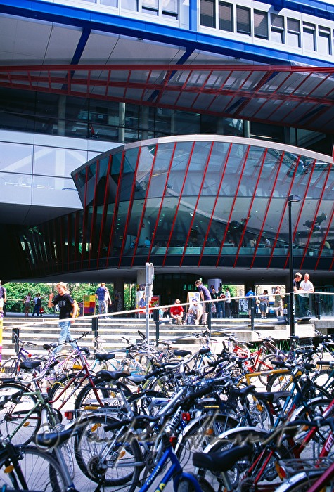 Haupteingang und Fahrrad-Parkplatz