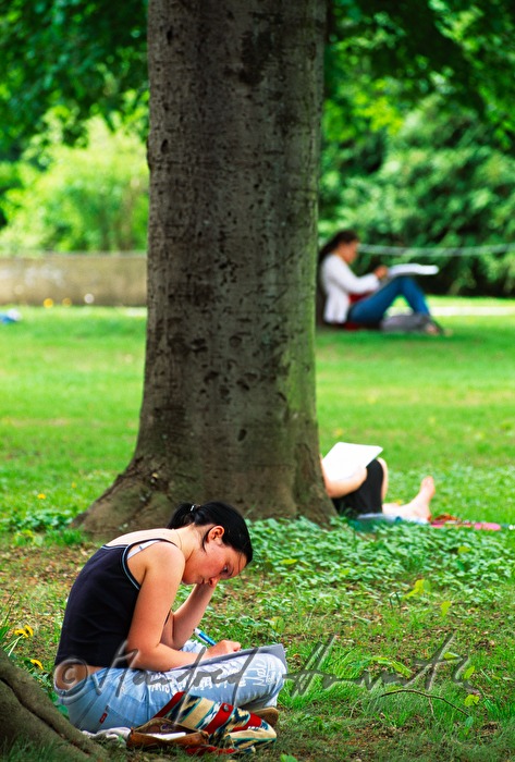 Sudenten im Park vor der Universität