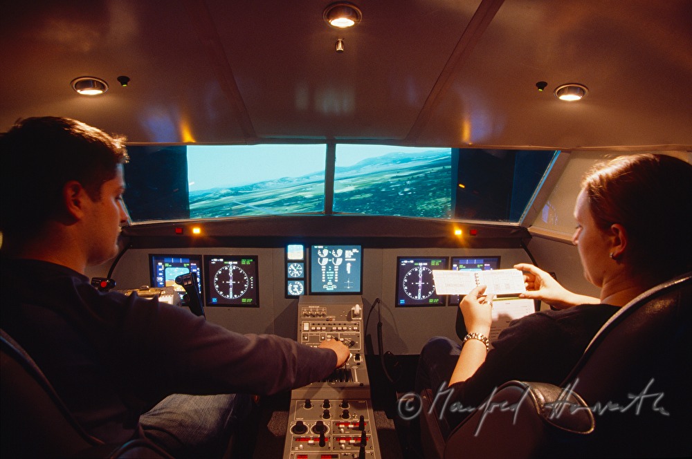 Studenten der Luftfahrt am Flugsimulator
