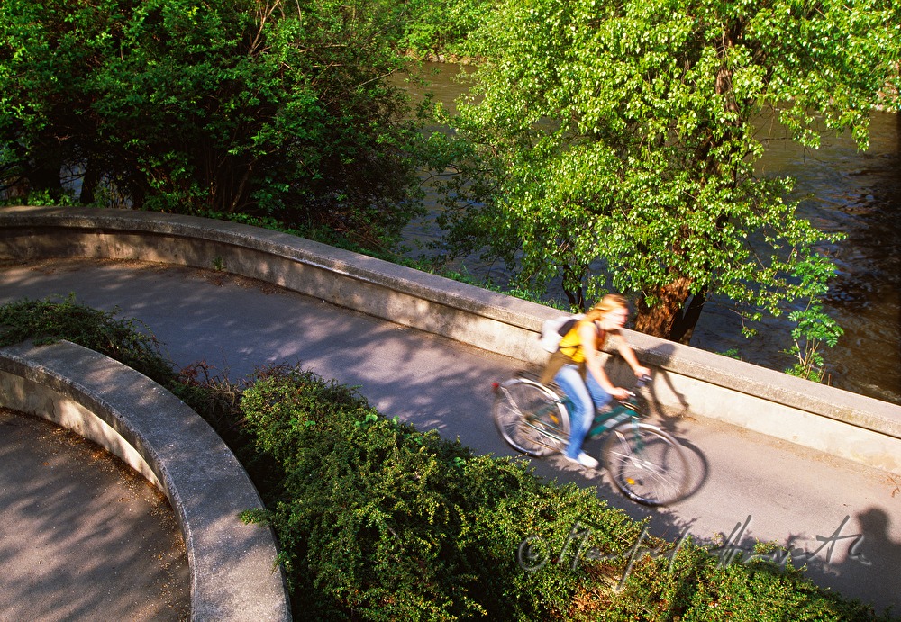 Radfahrerin auf dem Murradweg