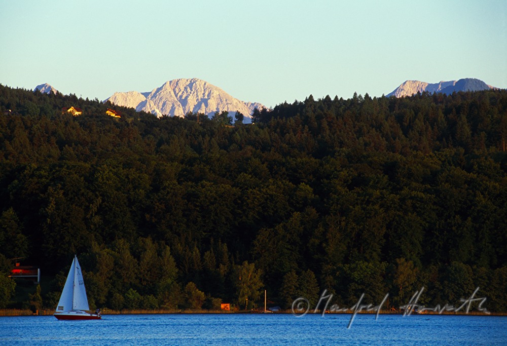 Segelboot und Karawanken
