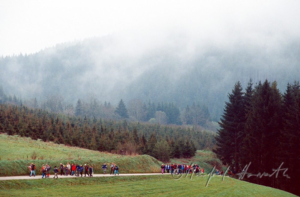 Pilger am Fuß des Berges