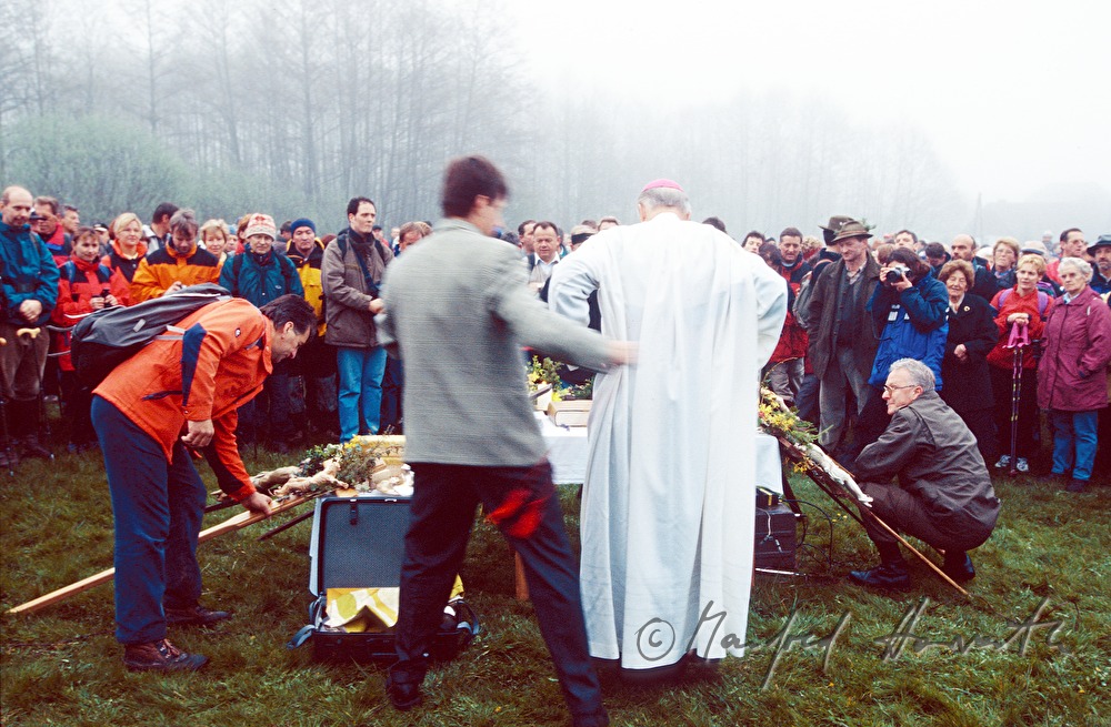 Vorbereitung der Feldmesse im Morgengrauen