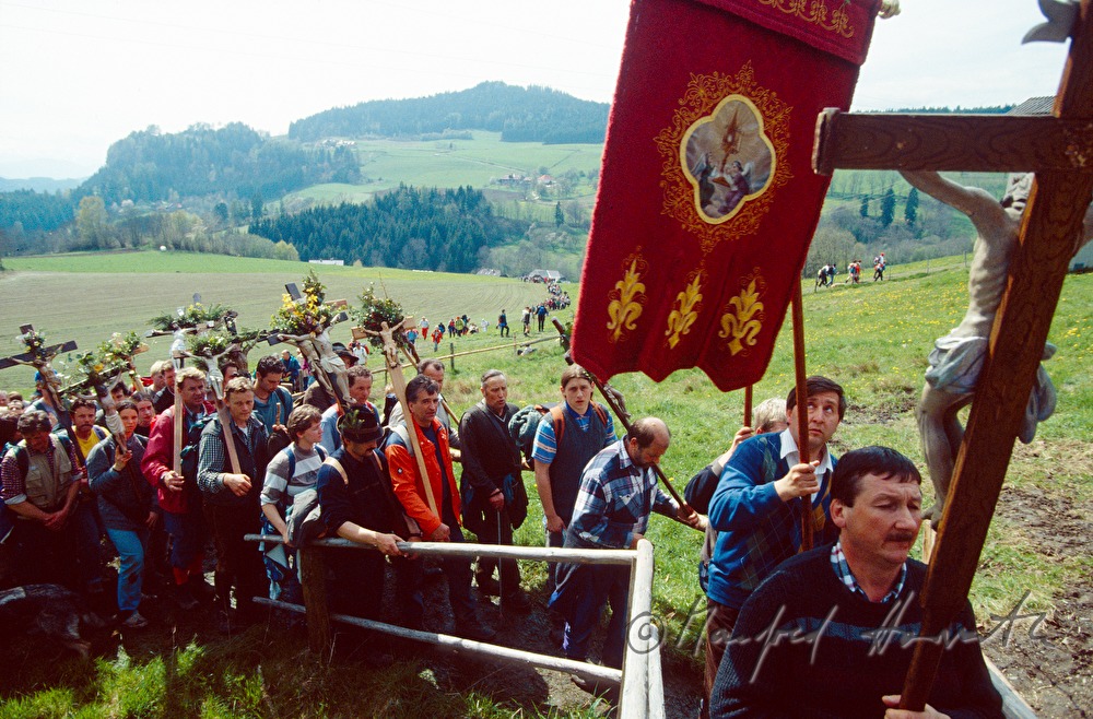 Pilger besteigen den Lorenziberg beim Vierbergelauf