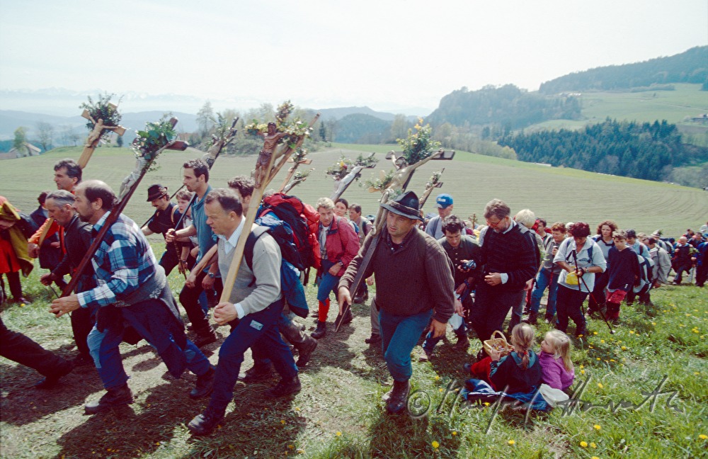 Pilger besteigen den Lorenziberg beim Vierbergelauf