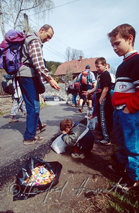 Pilger schenkt Kindern Bonbons