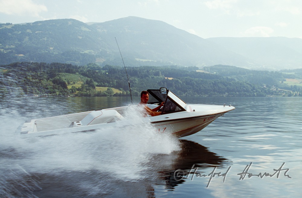 Motorboot in voller Fahrt