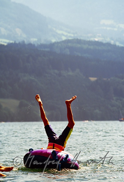Bub macht Spaß im Schwimmreifen