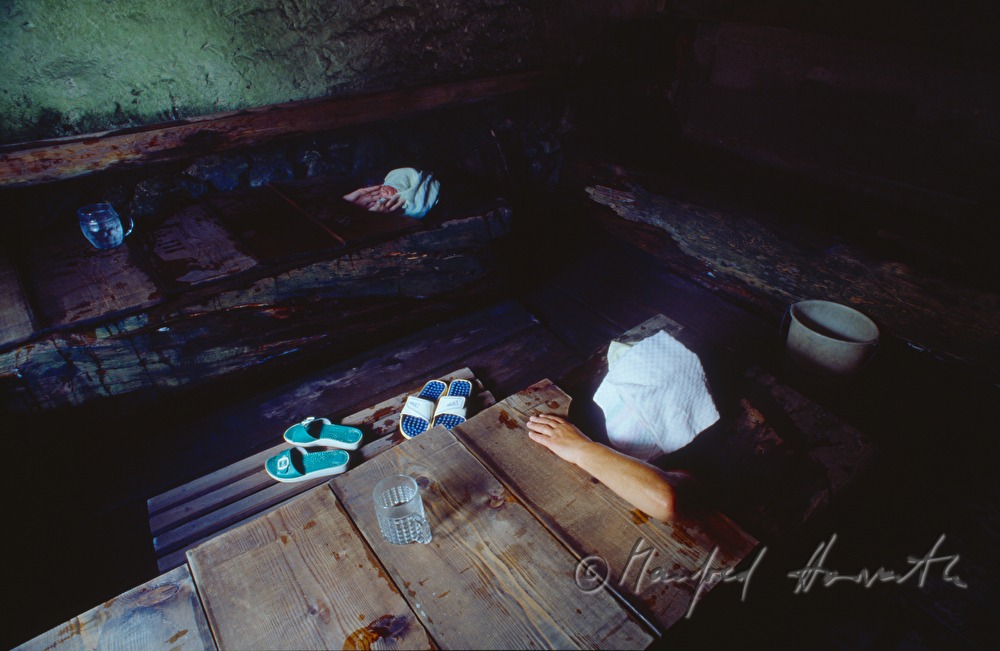 Badegäste in der Holzbadewanne kühlen ihren Kopf